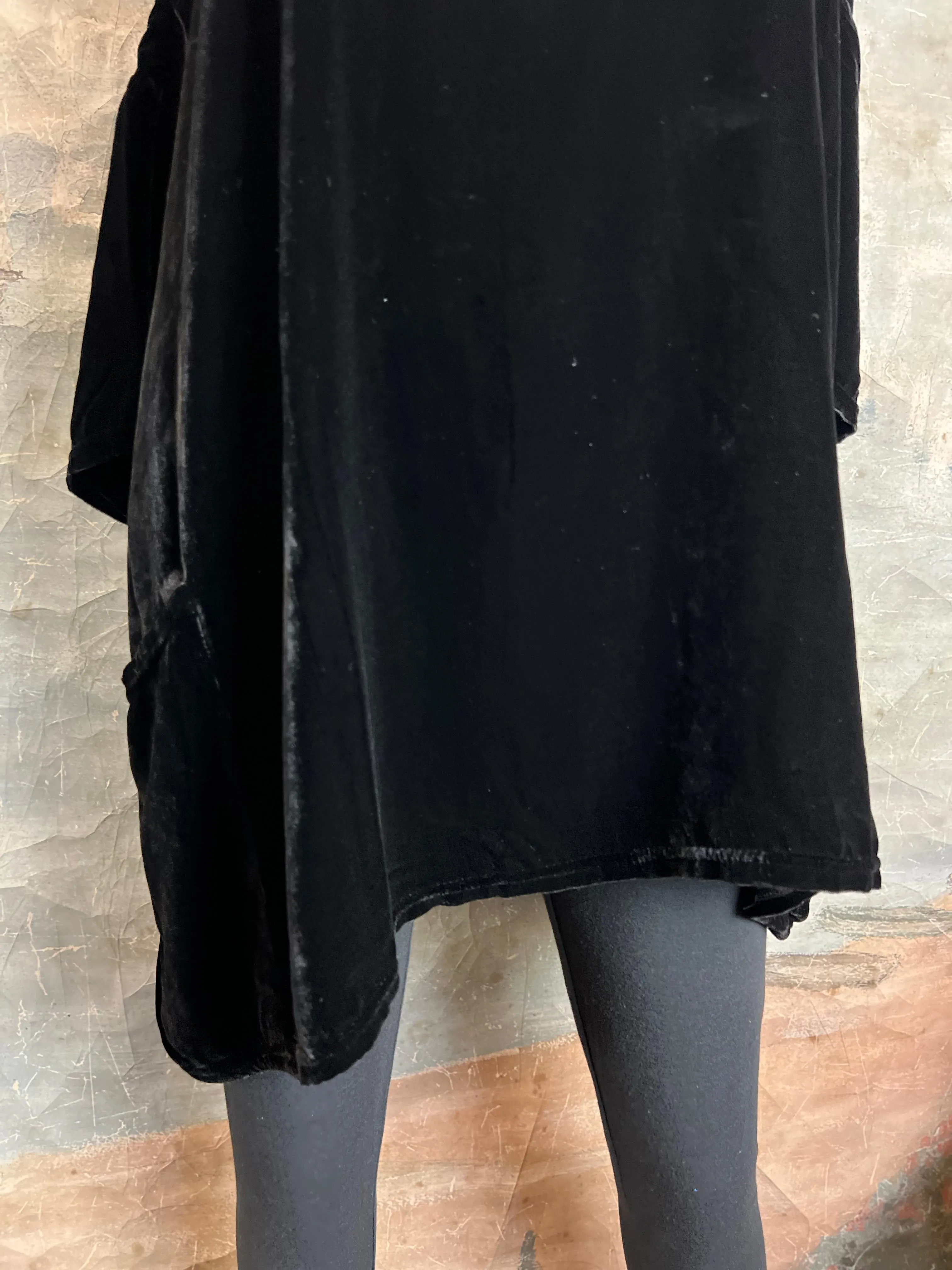 6024 CUTLOOSE Velvet 2 Pkt Top-Black