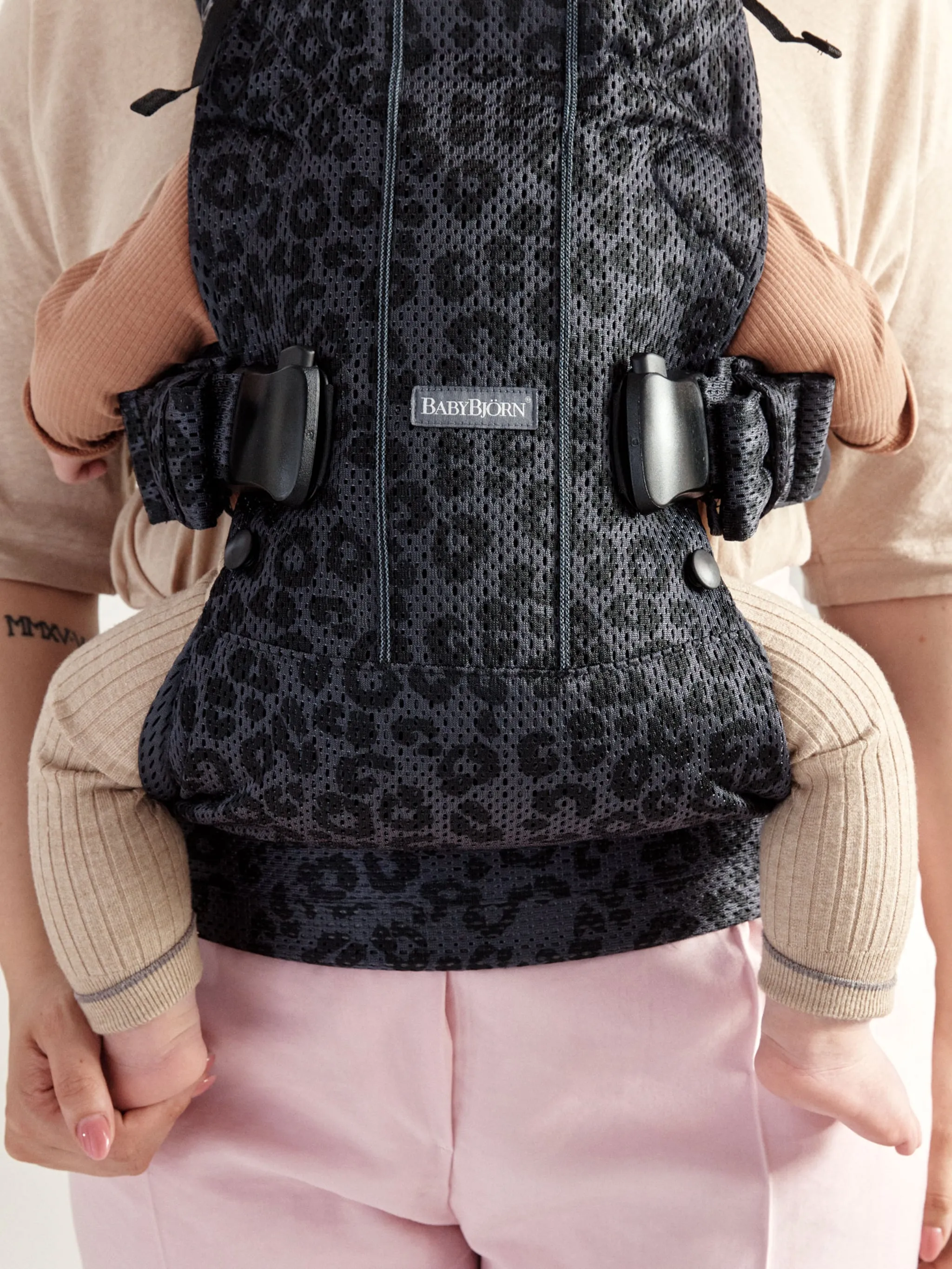 BabyBjorn Draagzak One Cotton 3D Mesh Leopard Antraciet