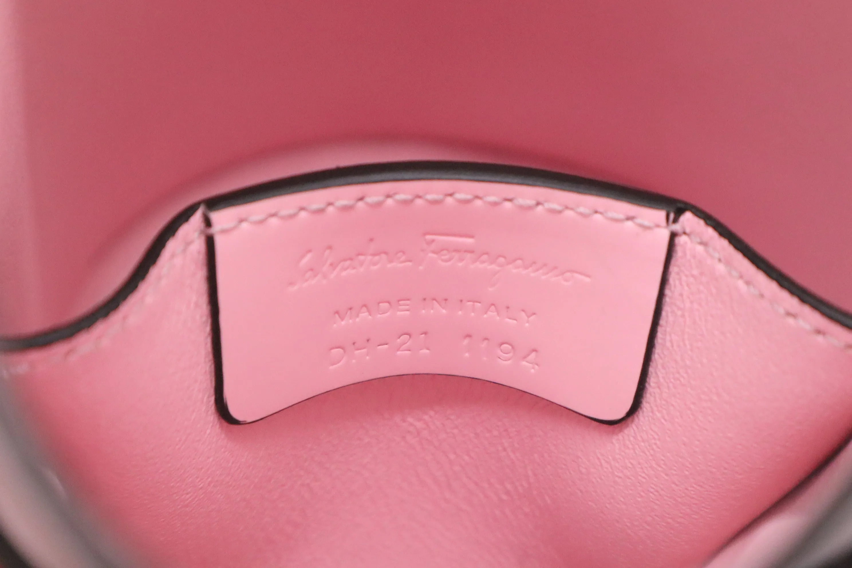 Ferragamo Trifolio Bucket Shoulder Bag in Pink Leather