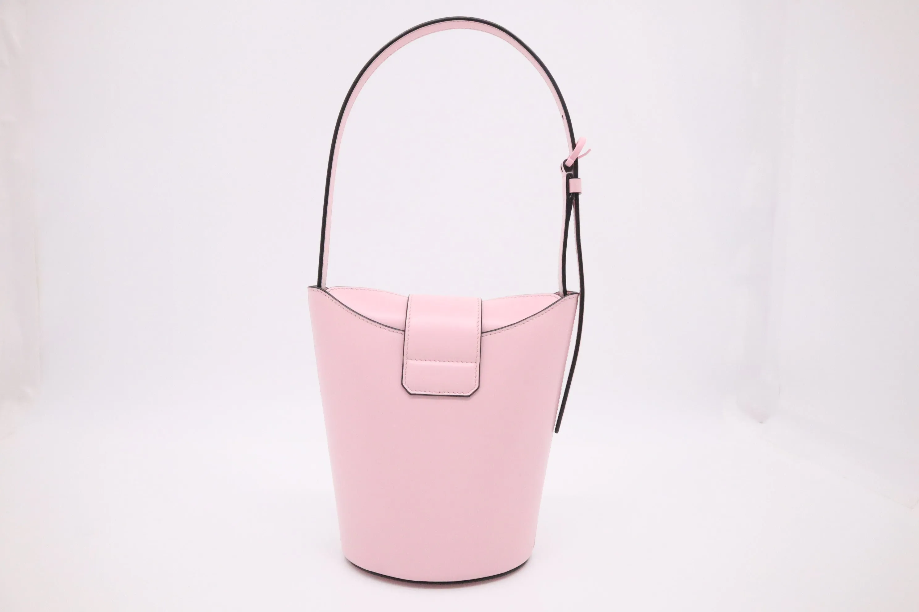 Ferragamo Trifolio Bucket Shoulder Bag in Pink Leather
