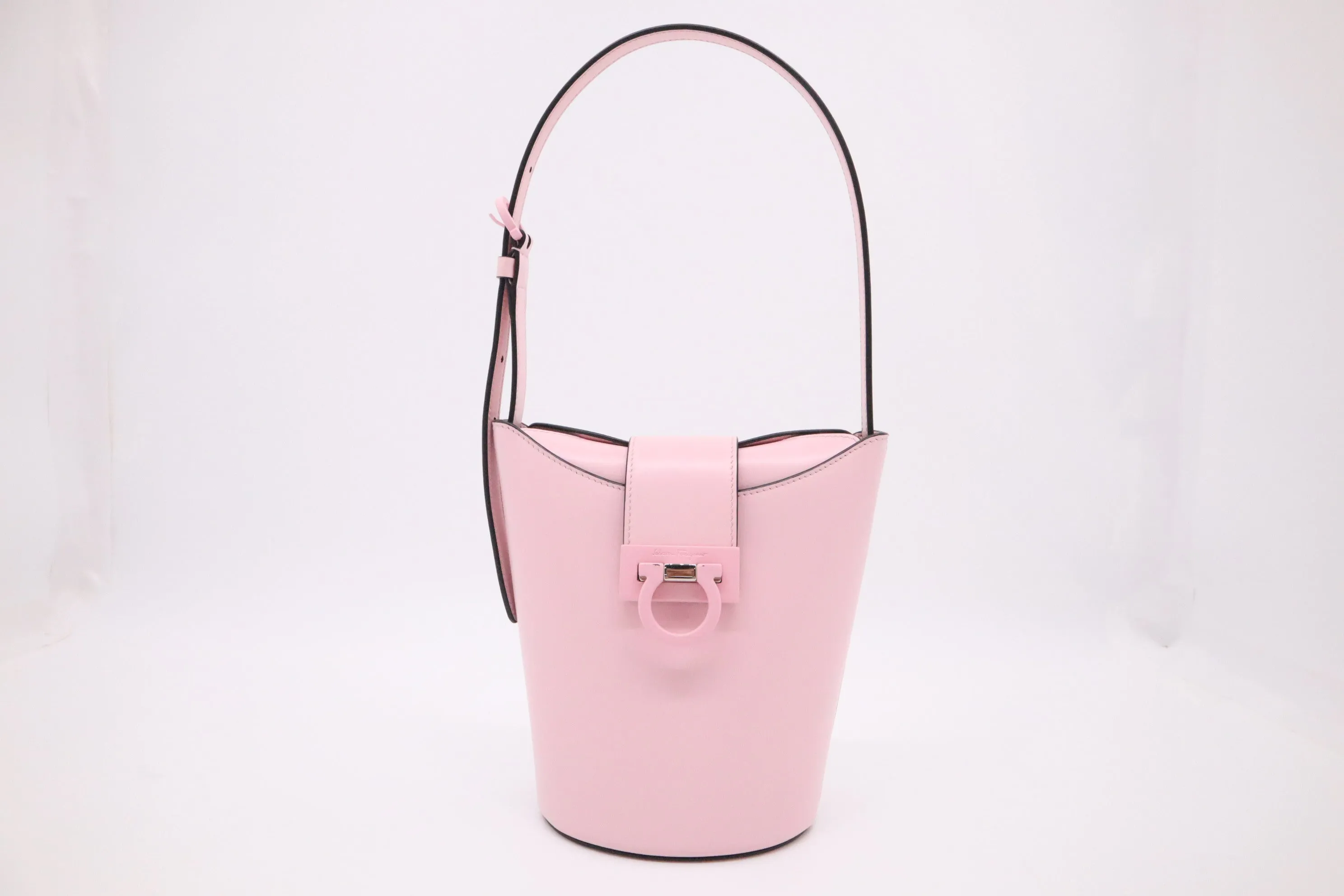 Ferragamo Trifolio Bucket Shoulder Bag in Pink Leather