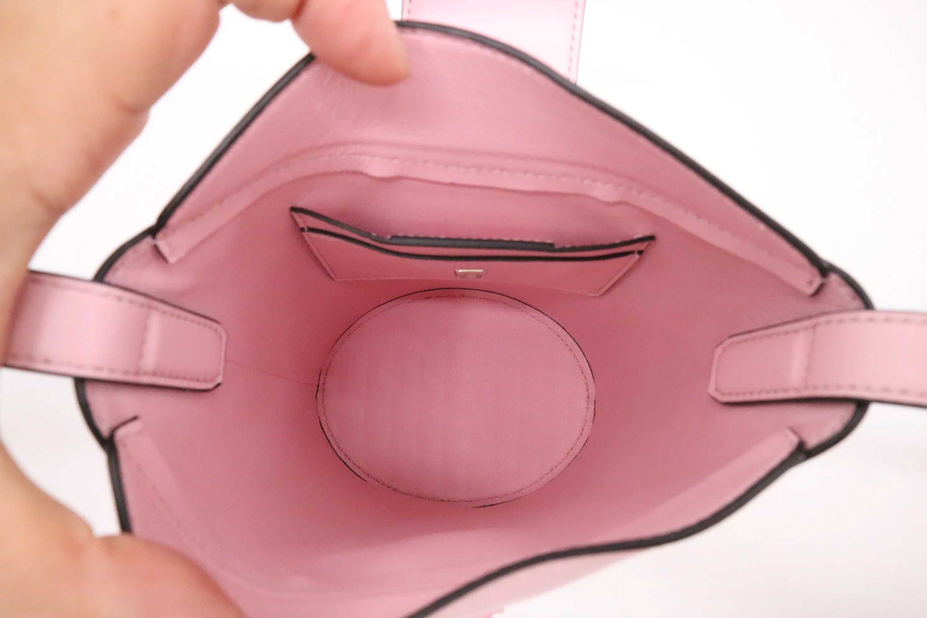 Ferragamo Trifolio Bucket Shoulder Bag in Pink Leather