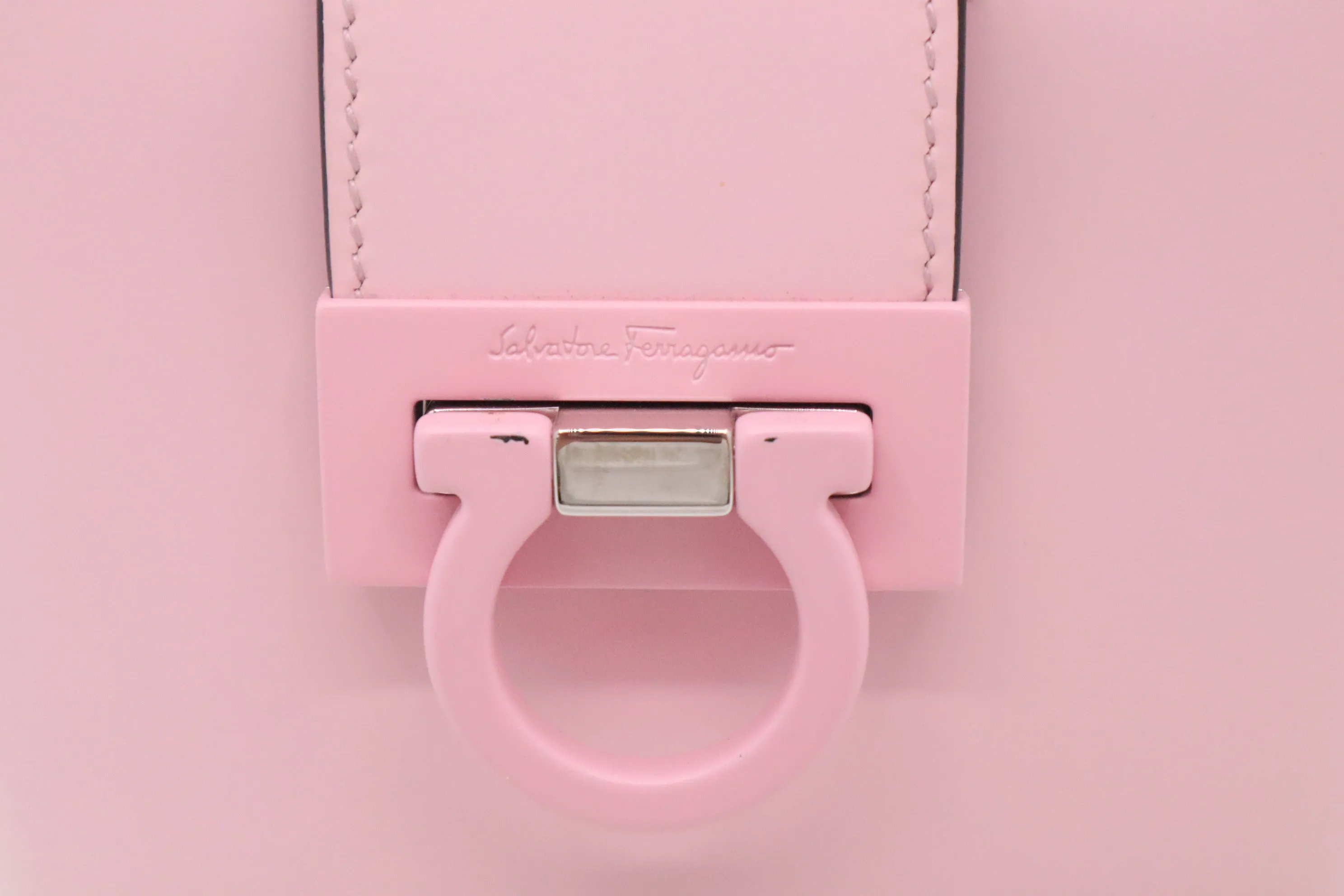 Ferragamo Trifolio Bucket Shoulder Bag in Pink Leather